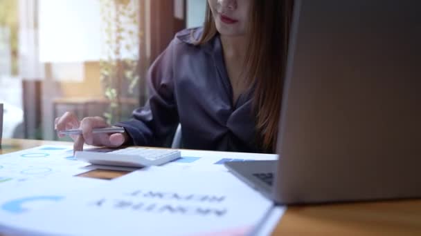 在工作场所处理办公室文件的年轻女会计 计算财务报告 用计算器 从事文书工作的女企业家 — 图库视频影像