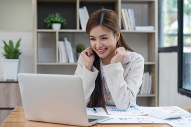 Kazanan iş kadını dizüstü bilgisayarla, e-posta ile terfi ya da bonus başarı duyurusu. Ofis kutlamaları, maaş artışı ya da hedef kitlesi için ilk pompası olan heyecanlı kurumsal kişi.