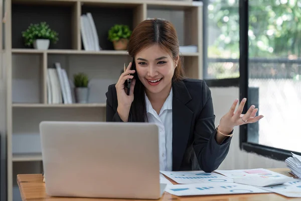 아시아 사업가가 휴대폰으로 이야기하고 사무실에 직장에서 웃으면서 — 스톡 사진