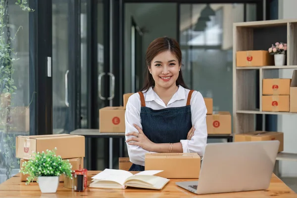创办小企业的女企业家在她的工作场所与盒子打交道 电子商务的商业概念 — 图库照片