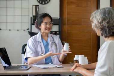 Doktor ya da doktor teşhis koyuyor ve erkek hastaya reçete yazıyor..