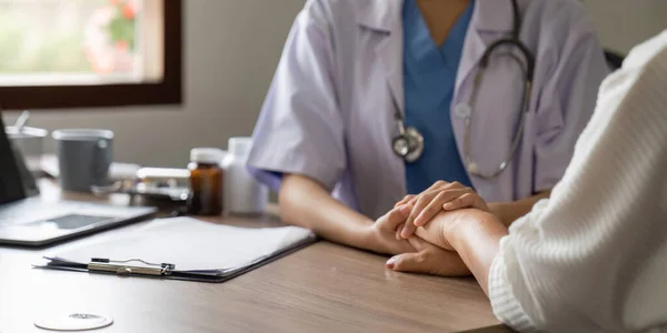 Mano Doctor Tranquilizando Paciente Mayor Concepto Ética Médica Confianza —  Fotos de Stock