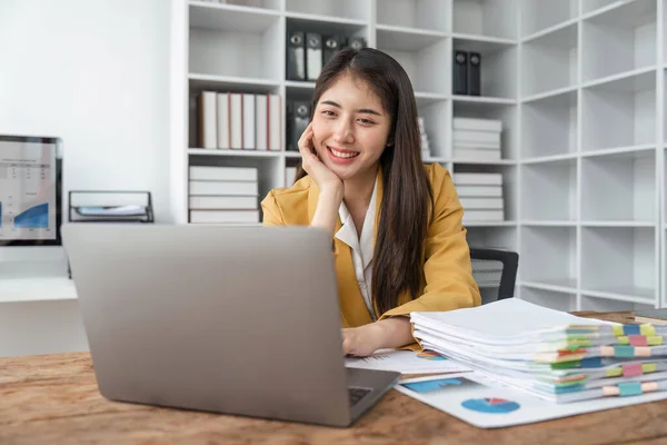 Χαρούμενη Ευτυχισμένη Επιχειρηματίας Κυρία Που Εργάζεται Φορητό Υπολογιστή Στο Γραφείο — Φωτογραφία Αρχείου
