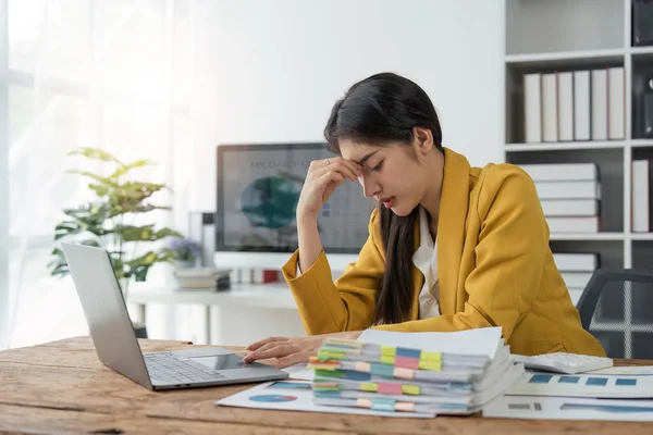 Geschäftsfrauen Sind Gestresst Während Sie Laptop Und Aktenstapel Arbeiten Müde — Stockfoto