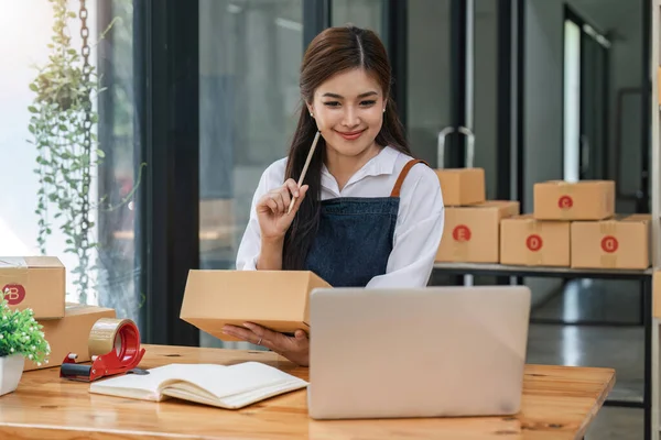 Woman Who Commerce Business Writing List Customers Paper Shipping Them — Stock Photo, Image