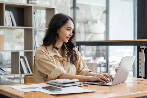 ビジネスの若い女性幸せな陽気なかわいいビジネスの女性は ラップトップコンピュータを使用してオフィスに座る — ストック写真