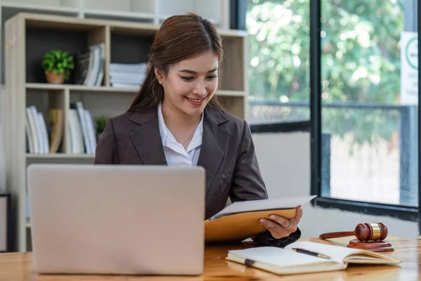 Vrouwelijke Advocaten Die Werken Aan Laptop Contractdocumenten Bij Advocatenkantoren Rechter — Stockfoto