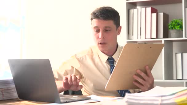 Obchodník Pracující Notebooku Domácí Kanceláři Mužské Profesionální Psaní Klávesnici Notebooku — Stock video