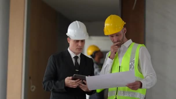 Equipe Engenheiro Discutir Trabalhar Local Propriedade Construção Inspeção Projeto Aldeia — Vídeo de Stock