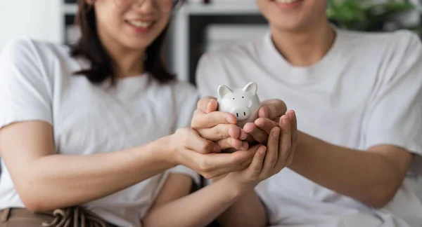 Ευτυχισμένο Ασιατικό Νεαρό Ζευγάρι Αγάπη Υπολογίζουν Και Βάζοντας Κέρμα Κουμπαρά — Φωτογραφία Αρχείου