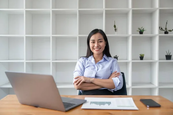 Empresária Asiática Trabalhando Para Gráficos Financeiros Mostrando Resultados Sobre Seus — Fotografia de Stock