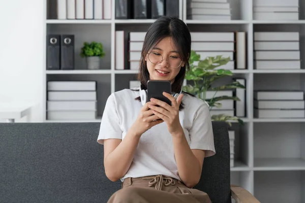 Gelukkig Aziatische Mooi Vrouw Met Behulp Van Mobiele Telefoon Zitten — Stockfoto