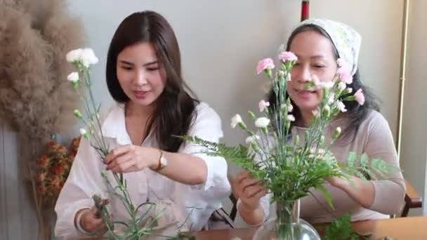 Asyalı Son Sınıf Öğrencisi Yaşlı Bir Kadın Kızıyla Vazoda Çiçek — Stok video