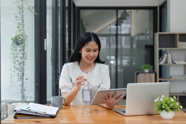 Asyalı Kadını Ofiste Masa Başında Dokümanlarla Çalışan Dizüstü Bilgisayar Tablet — Stok fotoğraf