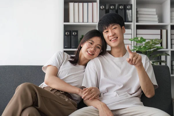 休闲活动 一对积极的亚洲年轻夫妇在沙发上放松 看电视 一起在家里看电影 — 图库照片