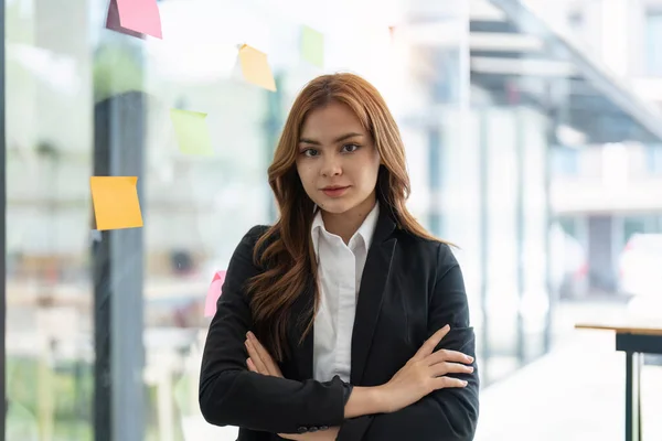 Retrato Joven Mujer Negocios Asiática Confiada Líder Empresario Exitoso Elegante — Foto de Stock