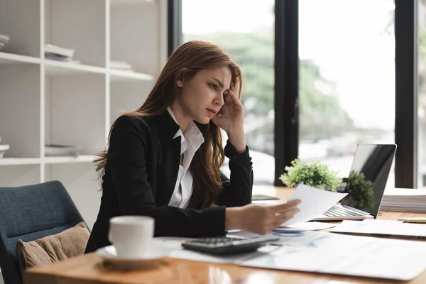 Müde Geschäftsfrau Stress Arbeitet Laptop Migräneattacke — Stockfoto