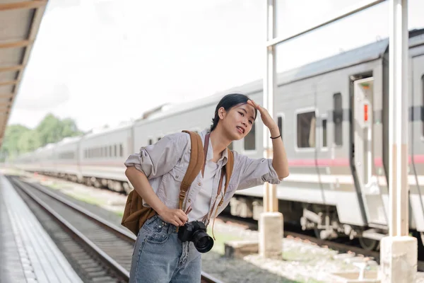 Trenin Gelmesini Bekleyen Küçük Sırt Çantalı Genç Bir Kadın Gezginin — Stok fotoğraf