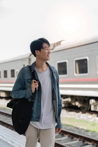 Genç Asyalı Adam Trenle Seyahat Eder Tatil Tatilinde Özgürlük Gezisi — Stok fotoğraf