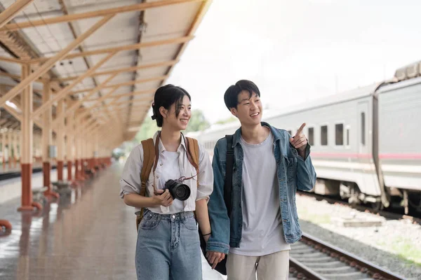一对漂亮的夫妇在火车站等火车 等着坐火车的男女青年 — 图库照片
