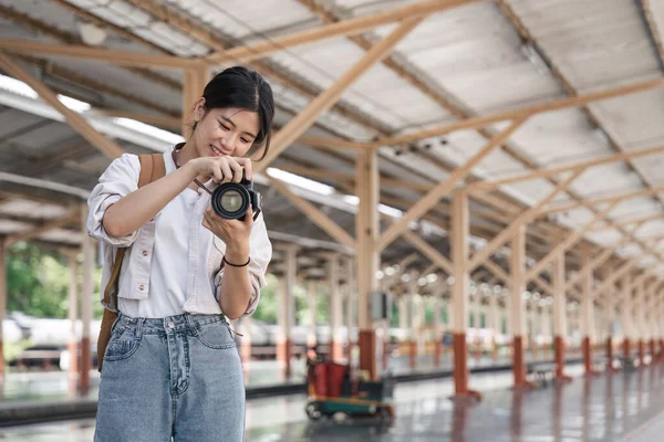 Portret Van Een Jonge Vrouw Reiziger Met Kleine Rugzak Camera — Stockfoto