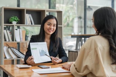 İş adamları iş stratejileri planlamak için veri analizi rakamları için toplanıyorlar. İş tartışması kavramı.