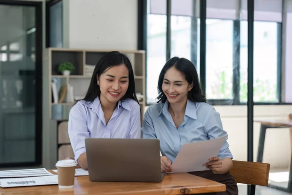 Feliz Dos Hermosa Joven Mujer Negocios Asiática Pie Discutir Trabajando — Foto de Stock