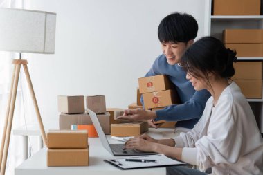 Birkaç Asyalı genç iş adamı online alışveriş için evlerinde çalışıyor, teknoloji bilgisayarı ve dizüstü bilgisayarı, girişimci ve yaşam tarzı konseptini kontrol ediyorlar..