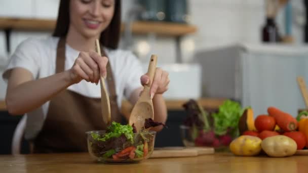 Mujer Cocina Doméstica Preparando Ensalada Verduras Saludables Sonrisas Disfrutar Proceso — Vídeos de Stock