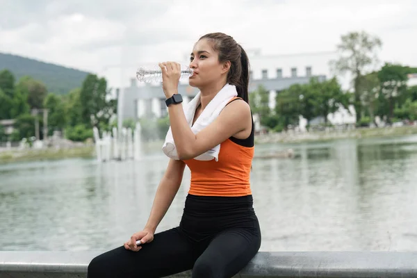 Joven Mujer Asiática Bebiendo Agua Botella Durante Entrenamiento Parque — Foto de Stock