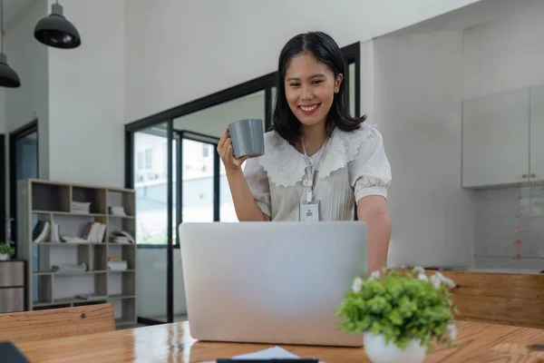 Vrolijke Zakenvrouw Werkt Laptop Kantoor Aziatische Gelukkige Mooie Zakenvrouw Werkt — Stockfoto