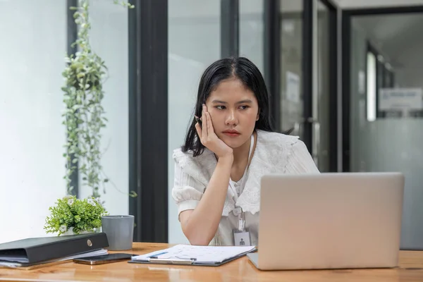 Schöne Business Frau Sitzt Vor Ihrem Laptop Mit Dem Stressigen — Stockfoto