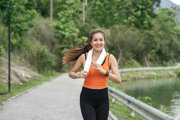 Счастливая Женщина Спортивной Одежде Бегает Парке Молодая Красивая Азиатка Спортивном — стоковое фото