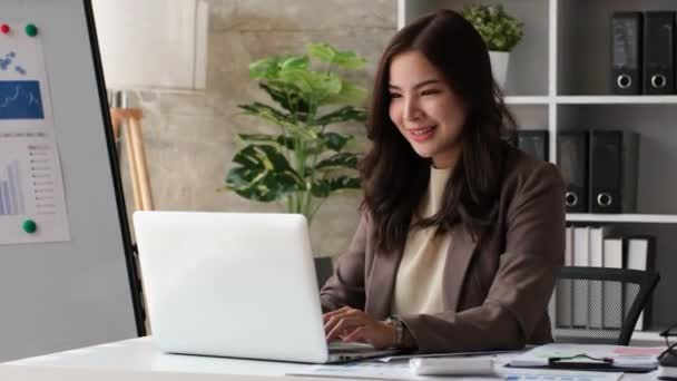 Bizneswoman Siedzi Przy Biurku Pisze Laptopie Współczesnym Biurze Korporacyjnym Koncepcja — Wideo stockowe
