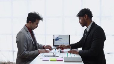 Toplantı odasındaki mali raporda durumu analiz etmek ve tartışmak için takım danışmanlığı toplantısı..