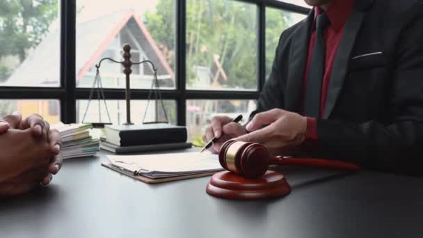司法和法律概念 坐在木制桌子上的法庭上的男性法官和在办公室工作的咨询师或男性律师 咨询和司法概念 — 图库视频影像