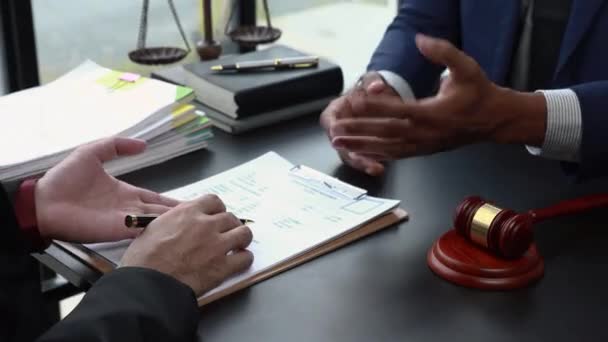 Erkek Avukatlar Müşterileri Vergi Hukuki Hukuk Büroları Arasındaki Zaman Aşımını — Stok video