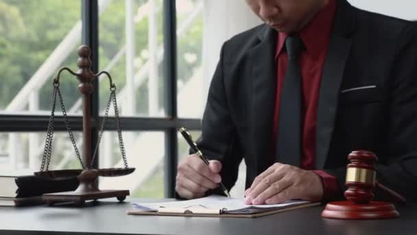 변호사들은 계약서 서명을 조항을 읽는다 — 비디오