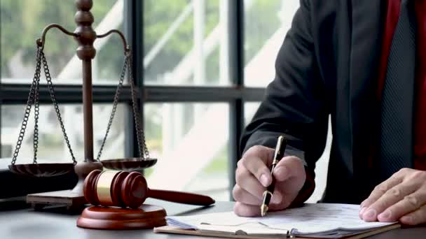 Avukat Hukuk Danışmanı Adamı Anlaşmanın Detaylarını Yatırımcılara Beyin Fırtınasına Açıklıyor — Stok video