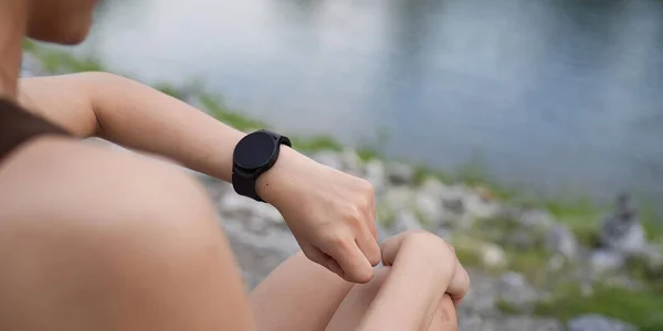 若い女性ジョギングや彼女のスマート手首腕時計を見て コピースペース — ストック写真