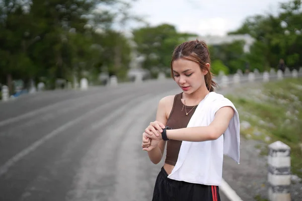 Giovane Donna Che Jogging Guardando Suo Orologio Polso Intelligente Copiare — Foto Stock