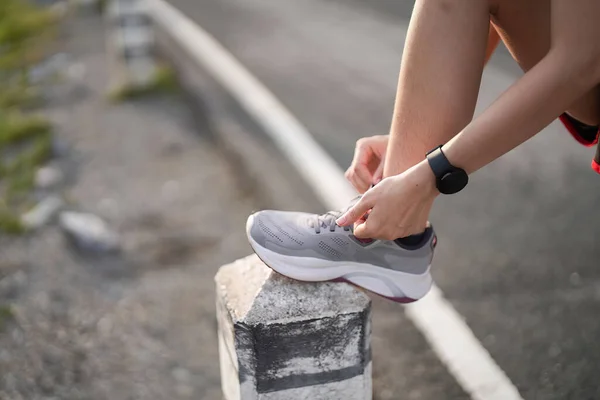 Zapatos Para Correr Cerrar Hasta Mujer Atleta Atar Cordones Para — Foto de Stock