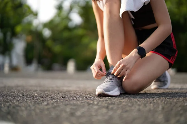 Loopschoenen Close Vrouwelijke Atleet Strikken Veters Voor Joggen Weg Runner — Stockfoto