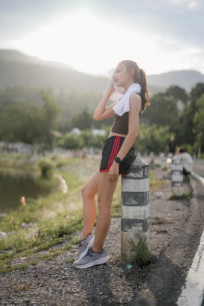 Jeune Femme Essuyant Sueur Sur Visage Cou Pendant Exercice Dans — Photo