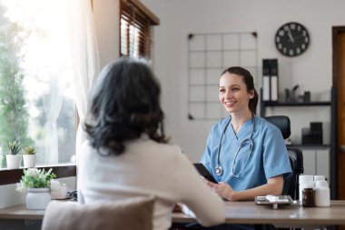 Pozitif fikirli hemşire yaşlı kadın evde Bakımı.