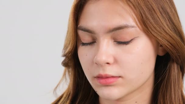 Närbild Kvinnans Ansikte Flicka Öppnar Ögonen Attraktiv Ingefära Naturlig Skönhet — Stockvideo