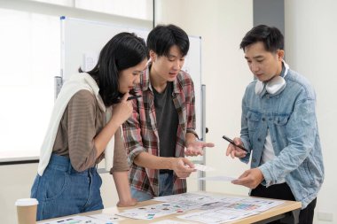 UX geliştiricisi ve UI tasarımcısı modern ofisteki müşteri özeti ile uygulama arayüzü kablo tasarımı hakkında beyin fırtınası yapıyorlar. Yaratıcı dijital geliştirme ajansı.