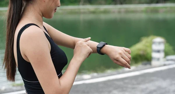 Las Mujeres Asiáticas Que Preparan Para Correr Con Relojes Inteligentes — Foto de Stock
