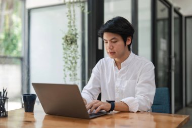 Dizüstü bilgisayar, iş ve ofisteki masasında dizüstü bilgisayarla çalışmak. İnovasyon, görev ve vizyon motivasyonla çalışan ve hedefe odaklanan bir çalışanla..