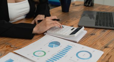 Şirketin mali sonuçlarını hesaplamak için ofis ve iş geçmişi, vergi, muhasebe, istatistik ve analitik araştırma konularında kadın eli hesap makinesini kapatın..